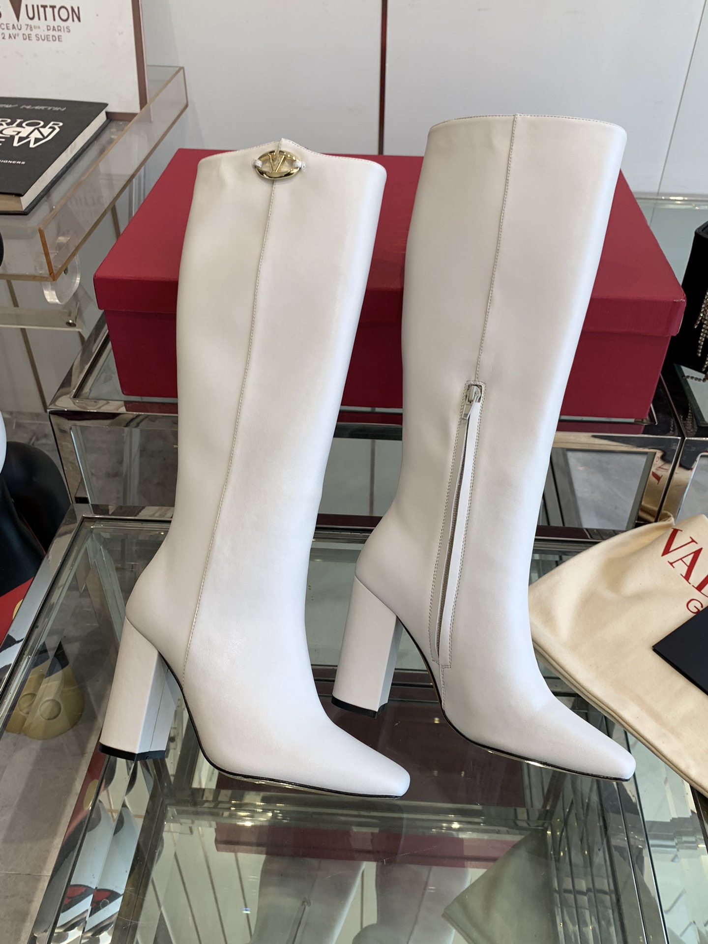 VALENTINO GARAVANI VLOGO Bold 100 leather Knee Boots in White 