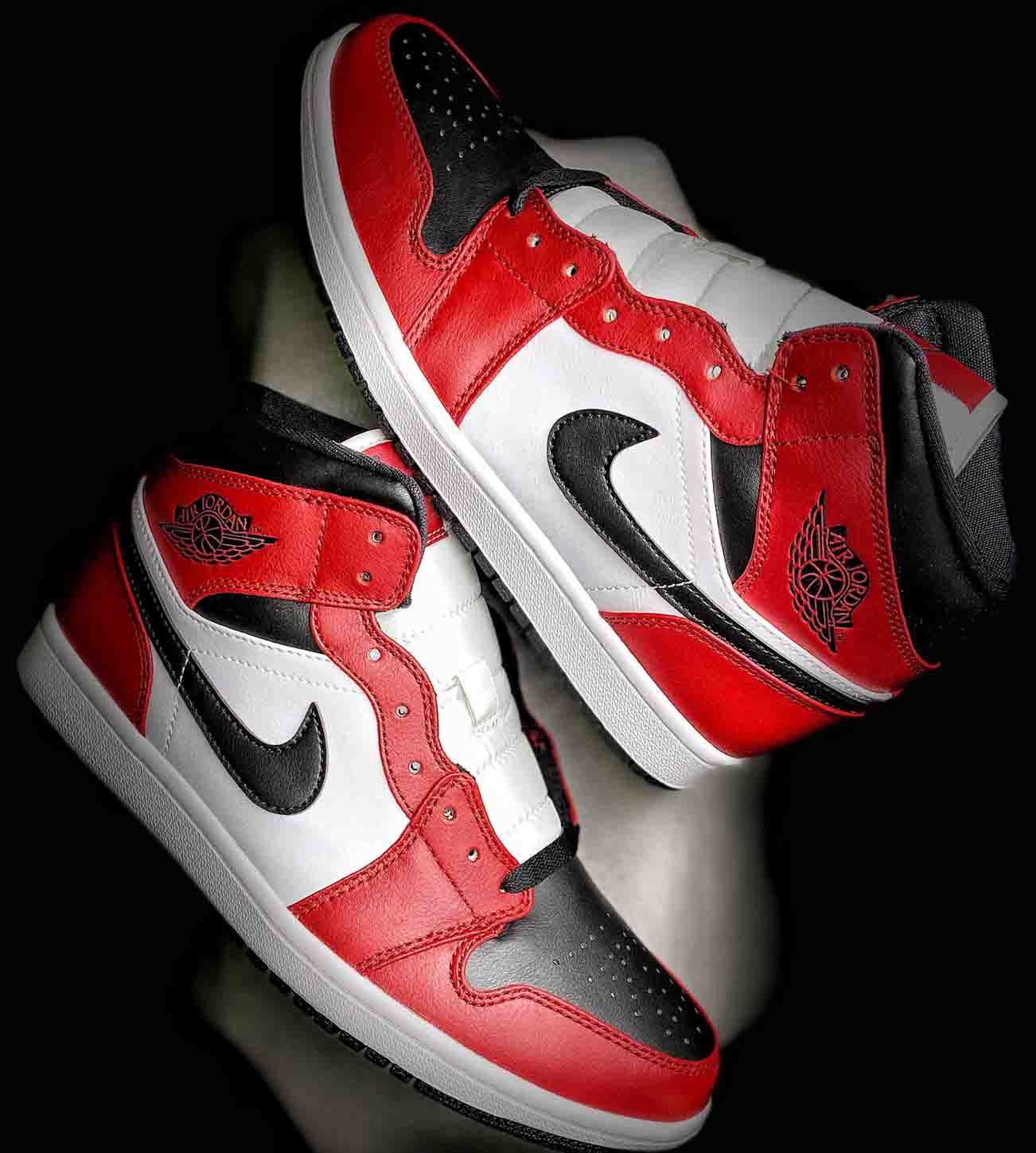 Air Jordan 1 Mid Chicago Black Toe 554724 069