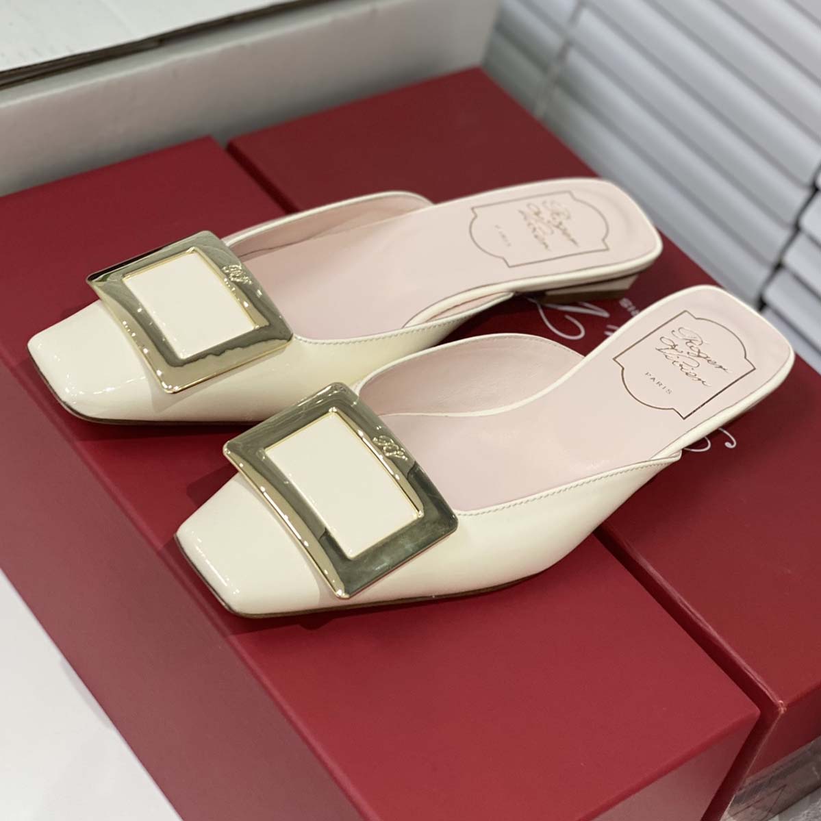 Roger Vivier Belle Vivier Metal Buckle 25 mm Mules in Patent Leather Off White