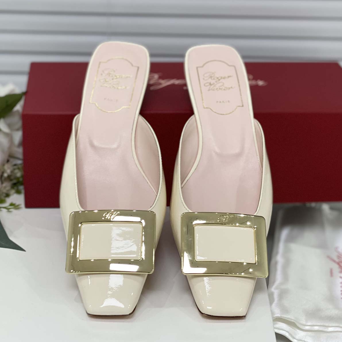 Roger Vivier Belle Vivier Metal Buckle 25 mm Mules in Patent Leather Off White