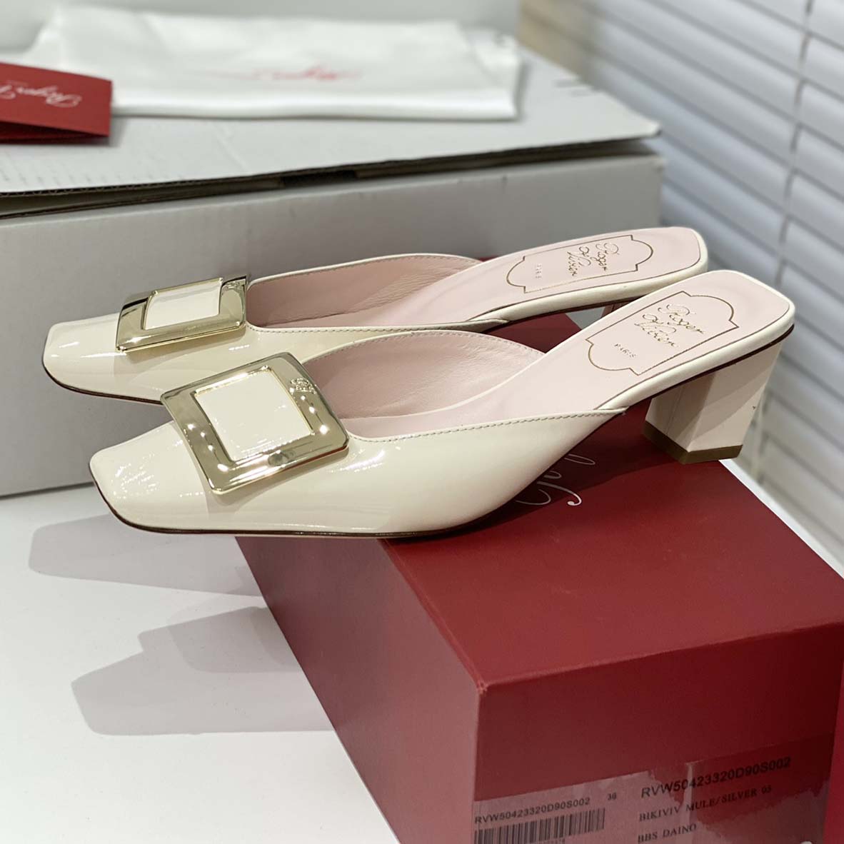 Roger Vivier Belle Vivier Metal Buckle 45 mm Mules in Patent Leather Off White