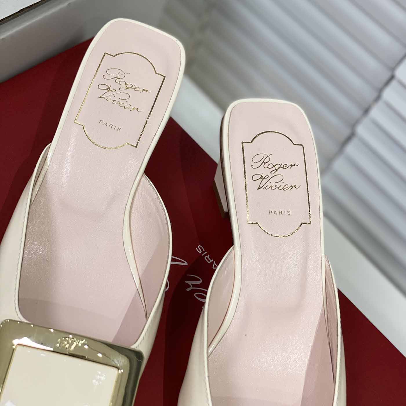 Roger Vivier Belle Vivier Metal Buckle 45 mm Mules in Patent Leather Off White