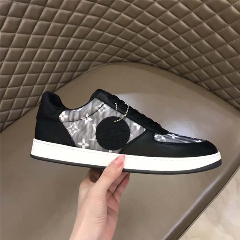 Louis Vuitton Men SNEAKER