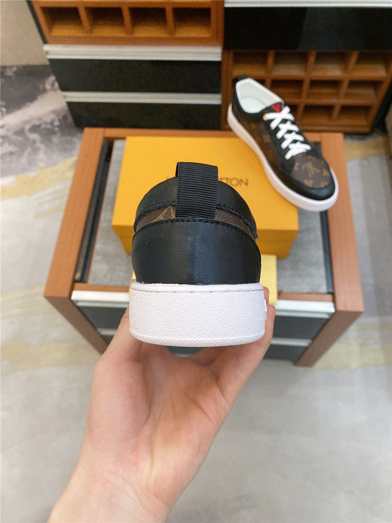 Louis Vuitton Men SNEAKER