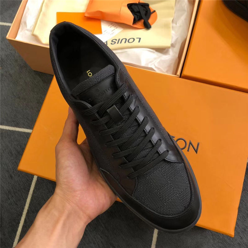 Louis Vuitton Men SNEAKER